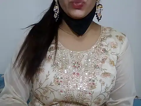 Snapshot of sparkling_queen chatting on 01/01/25, 04:18 sparkling queen online show from 01/01/25, 04:18