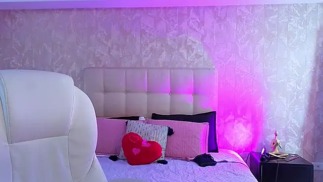 cute hollywood online show from 04/20/26, 12:30