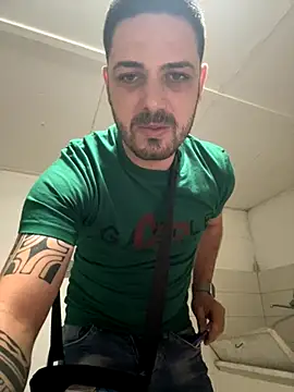 Snapshot of iltoscano95 chatting on 09/21/25, 06:09 iltoscano95 online show from 09/21/25, 06:09