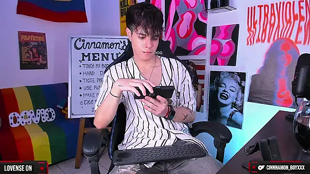 Snapshot of cinnamon_boyxxx chatting on 12/06/24, 04:03 cinnamon boyxxx online show from 12/06/24, 04:03