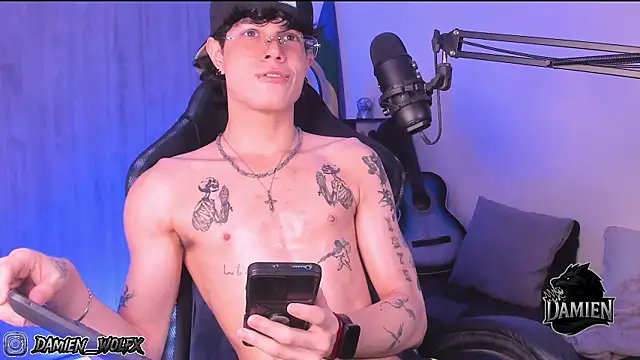 Snapshot of cinnamon_boyxxx chatting on 09/21/25, 02:35 cinnamon boyxxx online show from 09/21/25, 02:35