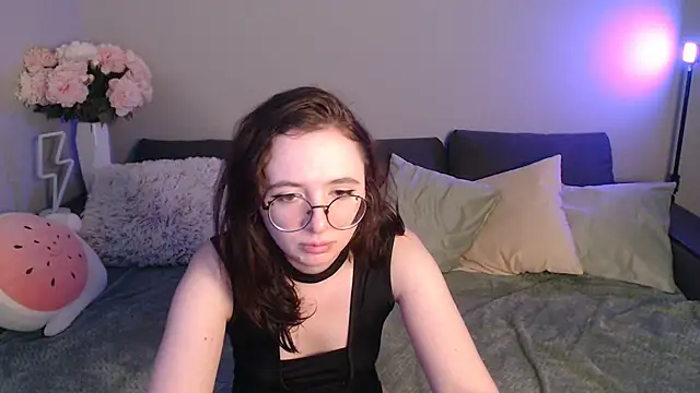 Snapshot of Mini_Diva chatting on 02/14/25, 12:25 Mini Diva online show from 02/14/25, 12:25