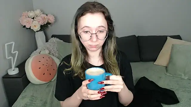 Snapshot of Mini_Diva chatting on 09/10/25, 08:25 Mini Diva online show from 09/10/25, 08:25