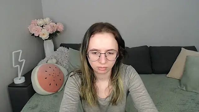 Snapshot of Mini_Diva chatting on 09/13/25, 08:14 Mini Diva online show from 09/13/25, 08:14