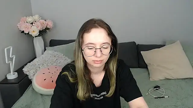 Snapshot of Mini_Diva chatting on 09/22/25, 08:05 Mini Diva online show from 09/22/25, 08:05