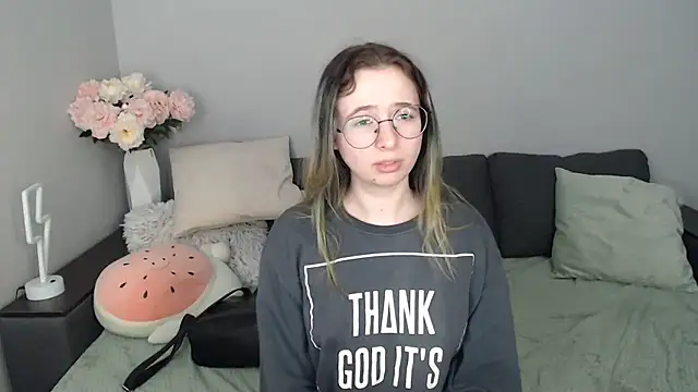 Snapshot of Mini_Diva chatting on 10/15/25, 08:14 Mini Diva online show from 10/15/25, 08:14