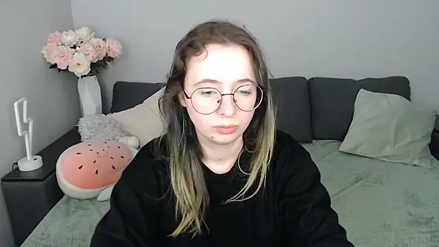 Snapshot of Mini_Diva chatting on 10/19/25, 08:04 Mini Diva online show from 10/19/25, 08:04