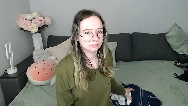 Snapshot of Mini_Diva chatting on 10/21/25, 08:15 Mini Diva online show from 10/21/25, 08:15