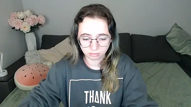 Snapshot of Mini_Diva chatting on 10/24/25, 08:11 Mini Diva online show from 10/24/25, 08:11