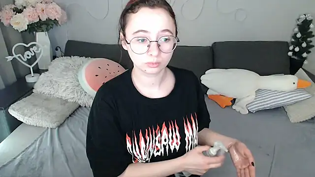 Mini Diva online show from 04/06/26, 08:26