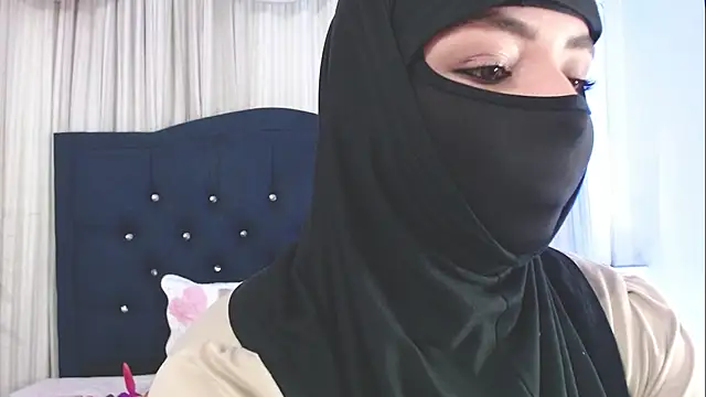Snapshot of Uzra_hayed chatting on 02/19/25, 07:38 Uzra hayed online show from 02/19/25, 07:38