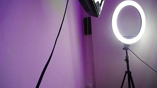 luly pink online show from 10/24/25, 10:06