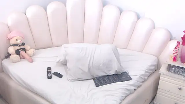 Snapshot of VioletXia_ chatting on 02/20/26, 05:48 VioletXia online show from 02/20/26, 05:48