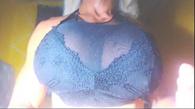 Snapshot of DanielaMuscleTS chatting on 12/03/24, 10:51 DanielaMuscleTS online show from 12/03/24, 10:51