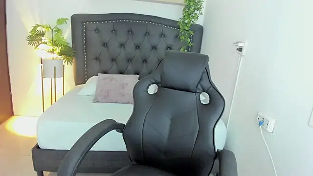 zoe danae  online show from 12/29/24, 03:24