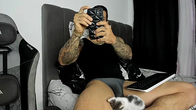 Snapshot of Aron_Dark chatting on 01/08/25, 01:09 Aron Dark online show from 01/08/25, 01:09