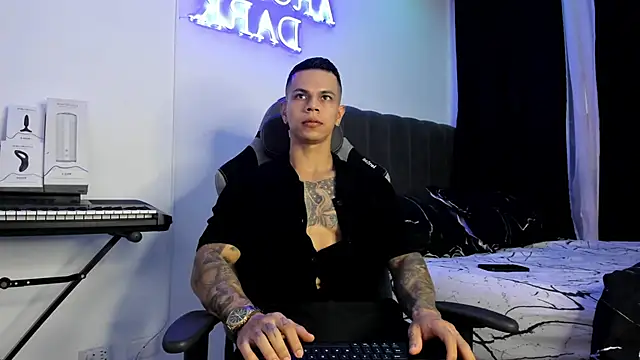 Snapshot of Aron_Dark chatting on 01/25/25, 10:18 Aron Dark online show from 01/25/25, 10:18