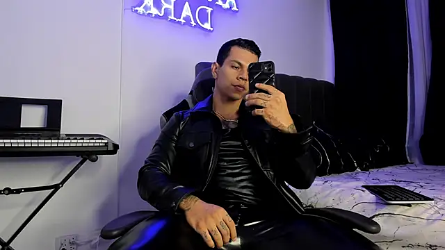 Snapshot of Aron_Dark chatting on 02/13/25, 11:04 Aron Dark online show from 02/13/25, 11:04