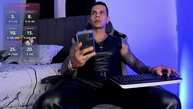 Snapshot of Aron_Dark chatting on 10/19/25, 09:04 Aron Dark online show from 10/19/25, 09:04