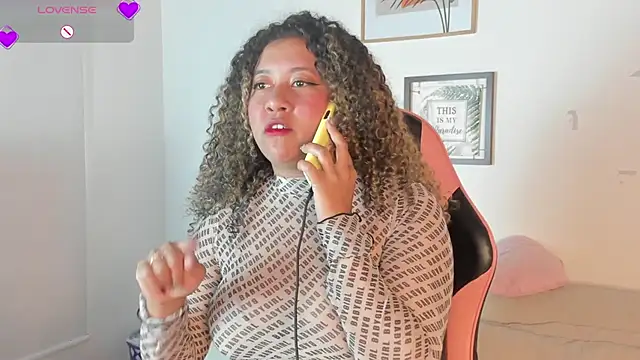 Kenia tompson01 online show from 11/13/25, 08:52