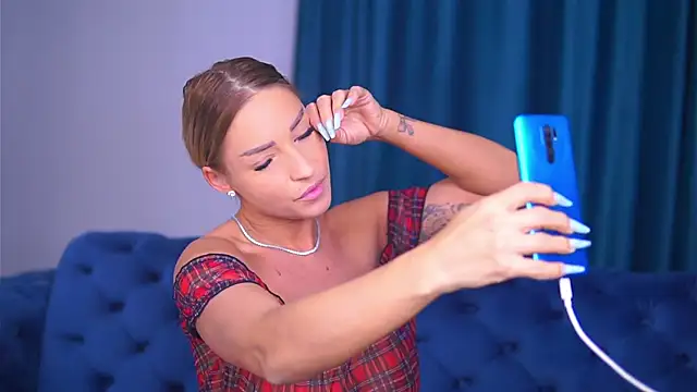 Snapshot of LovingBlondie chatting on 02/05/25, 04:48 LovingBlondie online show from 02/05/25, 04:48