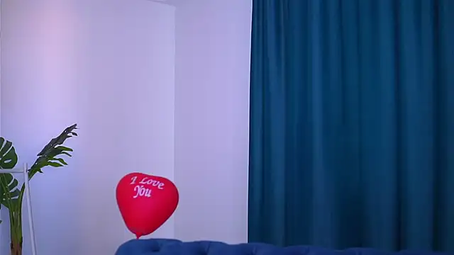 Snapshot of LovingBlondie chatting on 02/21/25, 11:33 LovingBlondie online show from 02/21/25, 11:33