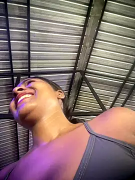 Snapshot of Berry_Bans chatting on 12/15/25, 05:17 Berry Bans online show from 12/15/25, 05:17