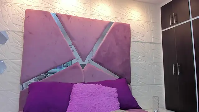 Charlotte Ice1 online show from 11/30/25, 03:27