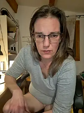 Snapshot of SpiceLea chatting on 12/11/24, 05:59 SpiceLea online show from 12/11/24, 05:59