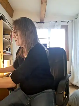 Snapshot of SpiceLea chatting on 12/12/24, 02:55 SpiceLea online show from 12/12/24, 02:55