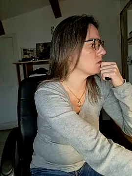 Snapshot of SpiceLea chatting on 12/22/24, 03:22 SpiceLea online show from 12/22/24, 03:22