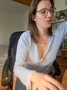 Snapshot of SpiceLea chatting on 02/17/25, 12:48 SpiceLea online show from 02/17/25, 12:48