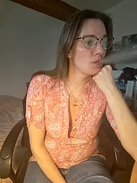 Snapshot of SpiceLea chatting on 02/18/25, 12:28 SpiceLea online show from 02/18/25, 12:28