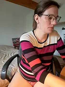 Snapshot of SpiceLea chatting on 03/10/25, 12:37 SpiceLea online show from 03/10/25, 12:37