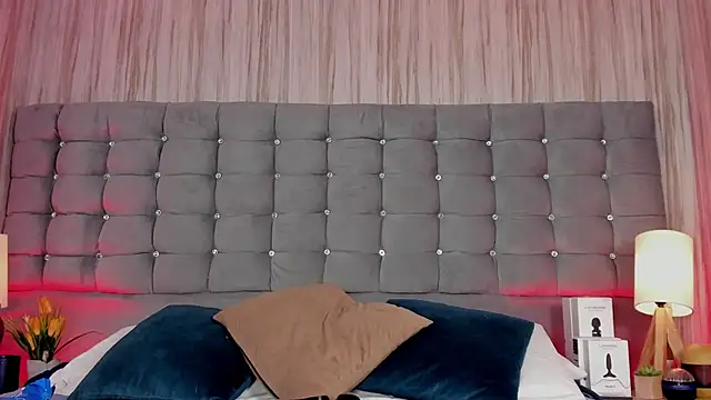 Snapshot of Poacahontasfg chatting on 09/23/25, 04:04 Poacahontasfg online show from 09/23/25, 04:04