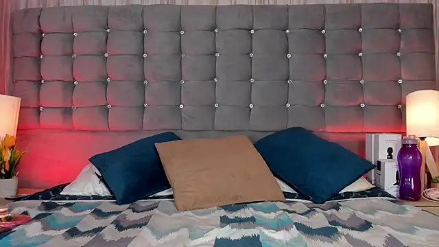 Snapshot of Poacahontasfg chatting on 10/25/25, 04:09 Poacahontasfg online show from 10/25/25, 04:09