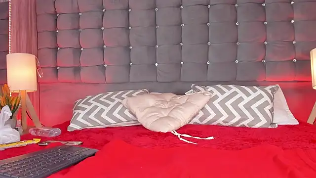 Snapshot of Poacahontasfg chatting on 11/08/25, 04:01 Poacahontasfg online show from 11/08/25, 04:01