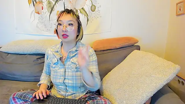 Snapshot of luxgray chatting on 01/12/25, 02:35 luxgray online show from 01/12/25, 02:35