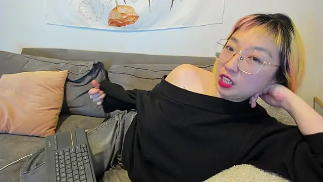 Snapshot of luxgray chatting on 01/18/25, 03:20 luxgray online show from 01/18/25, 03:20