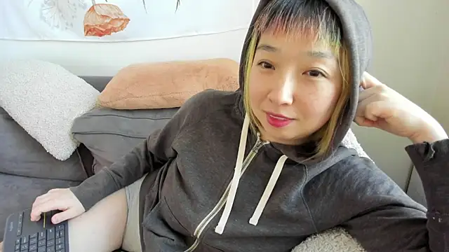 Snapshot of luxgray chatting on 02/26/25, 07:38 luxgray online show from 02/26/25, 07:38