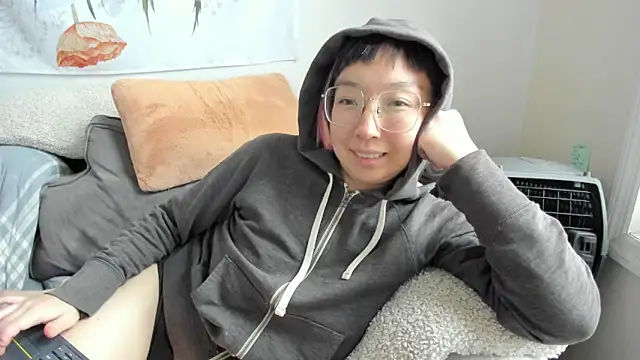 Snapshot of luxgray chatting on 12/15/25, 08:13 luxgray online show from 12/15/25, 08:13