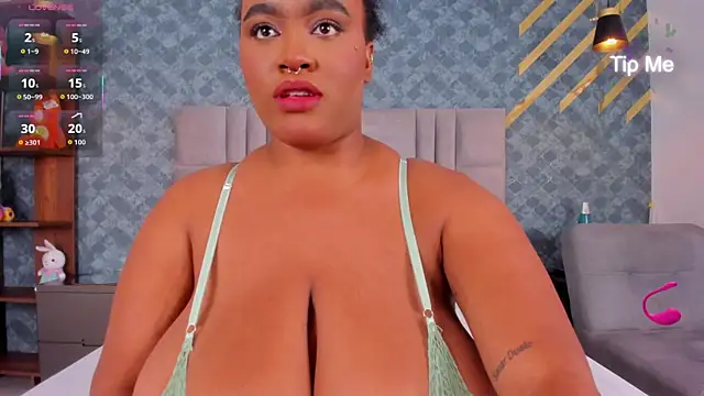 NiiaMoore online show from 12/22/25, 08:28