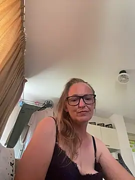 KikiDenhaag online show from 07/17/26, 11:39