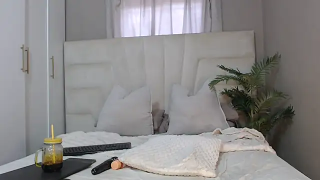 naughtyblackdolie online show from 02/27/25, 09:22