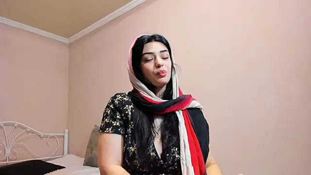 Snapshot of _cleopattra_ chatting on 12/27/24, 06:42  cleopattra  online show from 12/27/24, 06:42