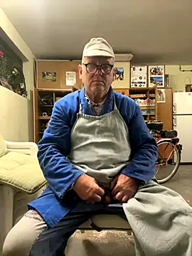 Snapshot of oldgayman chatting on 09/17/25, 05:36 oldgayman online show from 09/17/25, 05:36