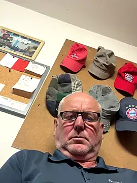 Snapshot of oldgayman chatting on 10/08/25, 02:14 oldgayman online show from 10/08/25, 02:14