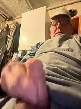 Snapshot of oldgayman chatting on 10/25/25, 05:48 oldgayman online show from 10/25/25, 05:48