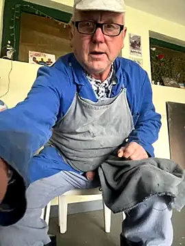 Snapshot of oldgayman chatting on 10/28/25, 12:41 oldgayman online show from 10/28/25, 12:41