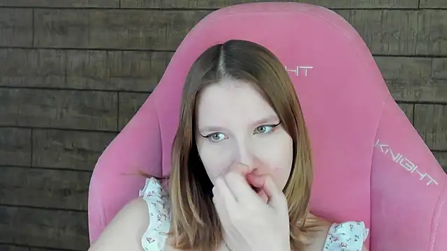 Snapshot of LiliLinn chatting on 05/18/26, 04:29 LiliLinn online show from 05/18/26, 04:29